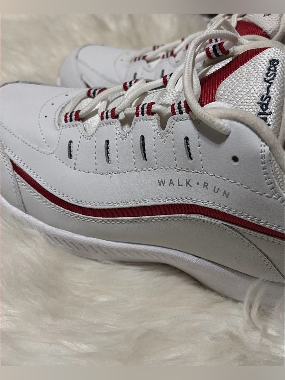 Easy Spirit Walk Run 10W White/Navy/Red Men Sneakers good condition.